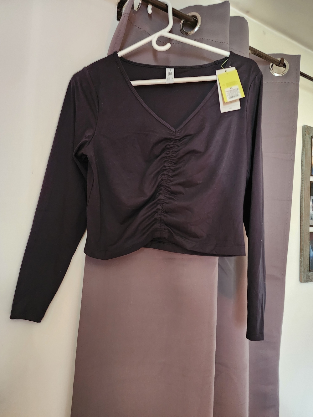 Women’s Black Long-Sleeve Ruched V-Neck Cropped  Top
